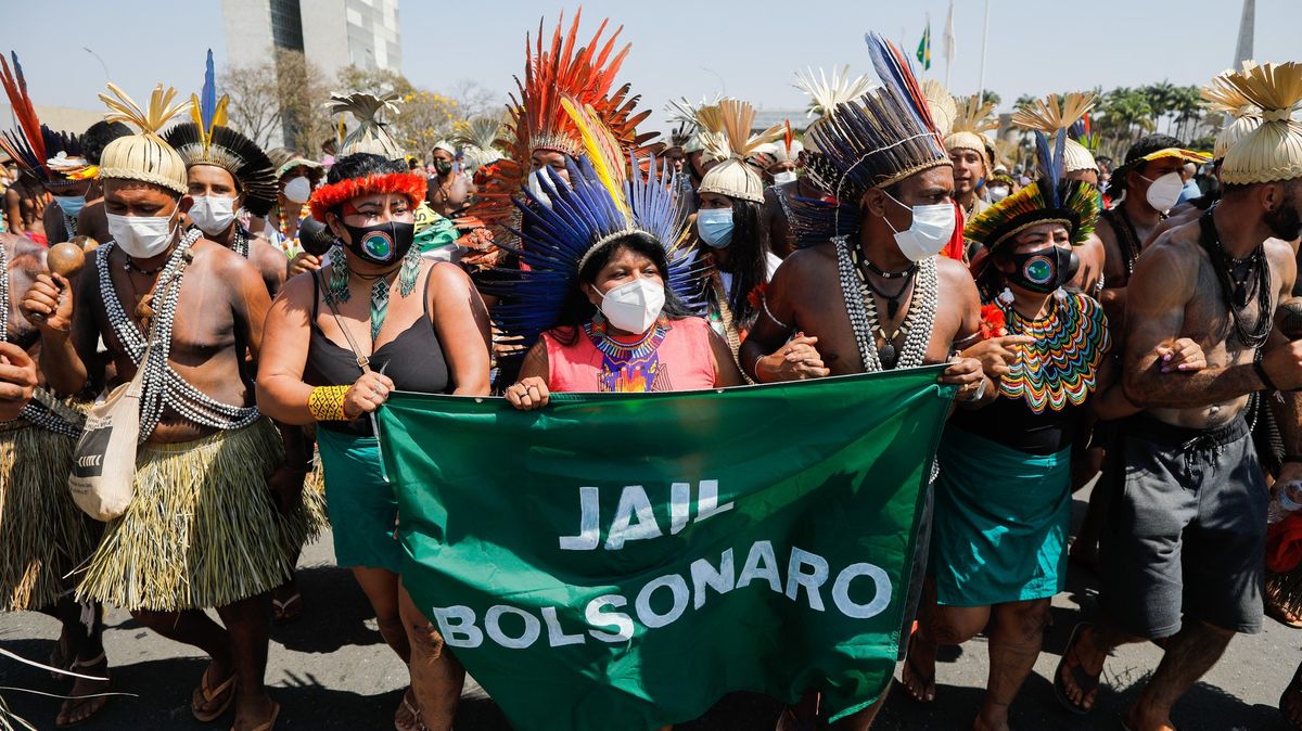 „Chtějí vytrhnout naše kořeny.“ V Brazílii už týdny protestují domorodé kmeny